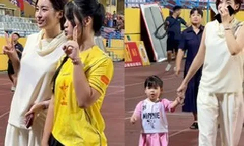 Đỗ Mỹ Linh khoe nhan sắc rạng rỡ, ngại ngùng chạy lên xế hộp "trốn" cam thường sau trận đấu của Hà Nội FC