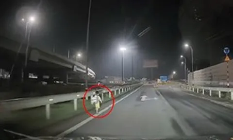 Bé trai đi lạc giữa cao tốc lúc nửa đêm, tài xế làm điều ấm lòng