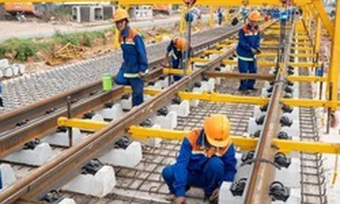 Tuyến metro đầu tiên tại Phú Quốc bắt đầu lắp 2.850 thanh ray