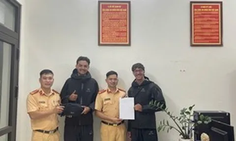 Đang đi du lịch Việt Nam, du khách Algeria bất ngờ nhận lại túi tài sản đánh rơi chỉ sau vài giờ