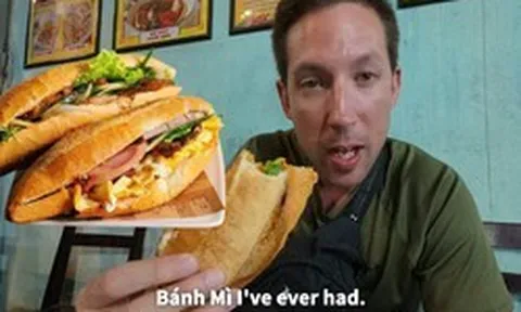 Quán nhỏ ở Hội An ai vào cũng gọi chủ quán là mẹ, khách Canada tấm tắc: "Có bánh mì ngon nhất tôi từng ăn"