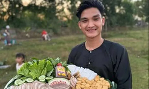 Nam diễn viên hài “xấu lạ” đi bán bún đậu mắm tôm ở TP.HCM