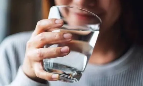 Uống nước ấm mỗi sáng khi bụng đói, người phụ nữ 50 tuổi bất ngờ khi đi khám
