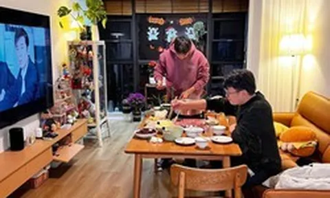 Từng là món “nhà nào cũng phải có”, vì sao bàn trà ngày càng bị loại khỏi phòng khách hiện đại?