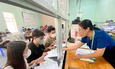 Ký hợp đồng với người đang hưởng trợ cấp thất nghiệp, báo tăng BHXH thế nào?