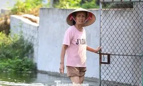 Sau 5 ngày, ‘rốn lũ’ Hà Nội vẫn mênh mông nước