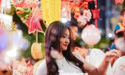 Giới trẻ đổ về Hàng Mã vui chơi Trung thu