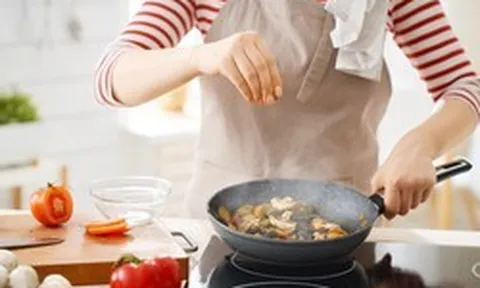 Lời khuyên khi dùng bếp từ: 1 thói quen dễ khiến bảng điều khiển "tê liệt"