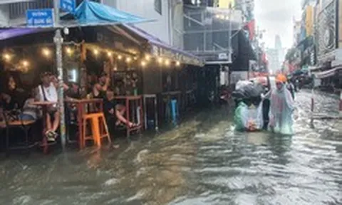 Nhiều tuyến đường trung tâm TP.HCM ngập sâu sau mưa lớn