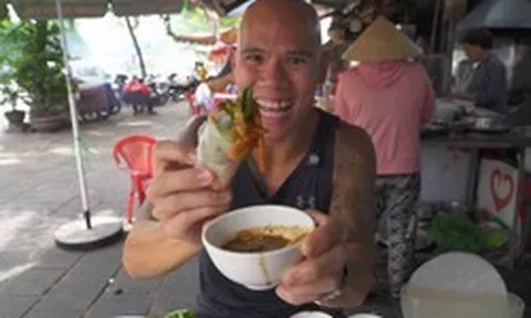 Khách Tây nếm thử món thịt bốc khói tại TP.HCM, ngỡ ngàng vì chén nước chấm đậm màu được pha chế lạ
