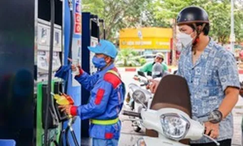 Giá xăng dầu tiếp tục tăng, E10 vượt 27.000 đồng/lít