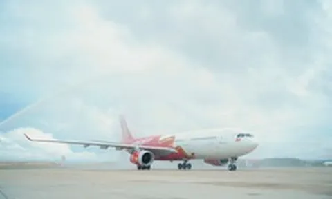 Hôm qua 23/9, sân bay Cam Ranh thực hiện nghi thức phun vòi rồng đón 1 máy bay đặc biệt chở 370 hành khách