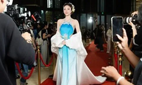 Tô Diệp Hà diện thiết kế cảm hứng hoa sen, hóa nàng thơ đọ sắc cùng dàn diễn viên "Chị Chị Em Em 3"