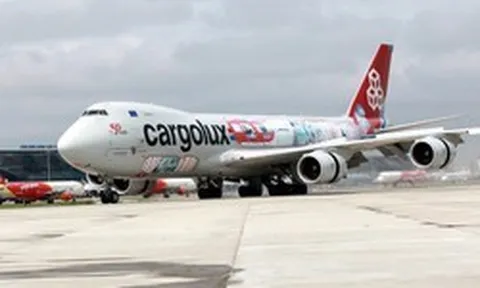 Một máy bay khổng lồ dài hơn 76 mét hạ cánh tại sân bay Nội Bài: Mũi có thể mở tung để “nuốt” trực thăng, bên trong chứa được 6 chiếc xe buýt cùng lúc