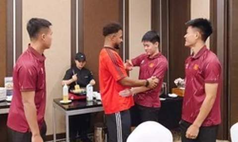 Xuân Son nghẹn ngào chia tay tuyển Việt Nam về nước điều trị chấn thương