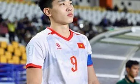 Đình Bắc ở lại sân đến nửa đêm sau trận thua Thái Lan