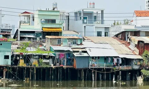 Những mái nhà chênh vênh bên bờ Nam kênh Đôi trước ngày di dời