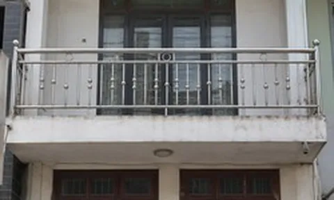 Tại sao ngày càng nhiều gia đình không còn làm lan can inox? 2 vật liệu mới giúp mặt tiền thoáng, đẹp, hiện đại hơn