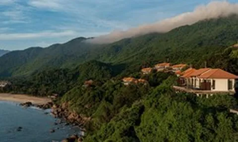 Việt Nam có vịnh biển được xếp vào nhóm đẹp nhất thế giới: Dài 42,5km, nằm dưới chân đèo Hải Vân, cảnh sắc như “bồng lai tiên cảnh”