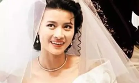 Hoa hậu làm mẹ đơn thân suốt 20 năm bất ngờ có tin vui