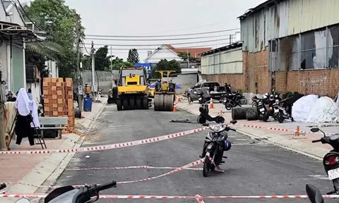 Đang đứng thổi bụi, người đàn ông bị xe lu cán tử vong