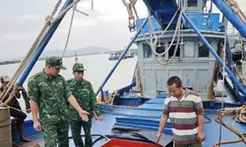 Bắt giữ tàu chở 50.000 lít dầu không rõ nguồn gốc
