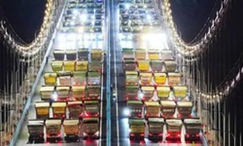 Láng giềng Việt Nam bất ngờ "chất đầy" cây cầu 2 tầng bằng 180 xe tải, trọng lượng tương đương 18 máy bay Boeing 747 đầy tải: Không phải chở hàng mà để làm điều đặc biệt này