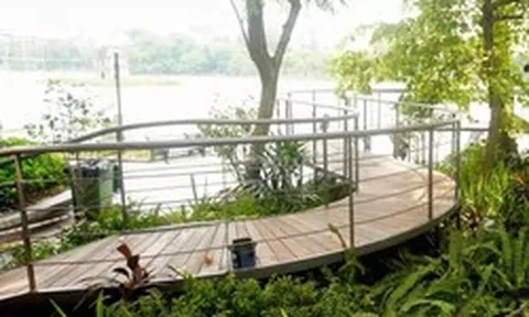 Cầu cạn đang lộ diện bên hồ Hoàn Kiếm