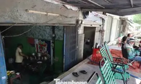 Người dân xếp bao cát làm lối đi vì nhà thấp hơn mặt đường cả mét