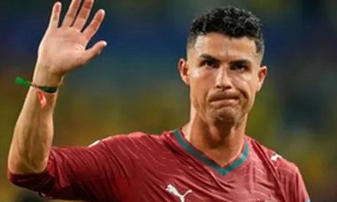 Cú "like" gây tranh cãi của Ronaldo