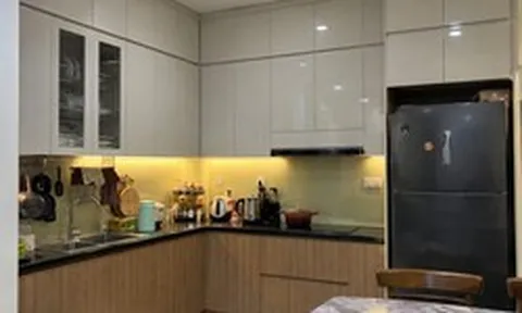 Tại sao ngày càng nhiều gia đình không còn làm tủ bếp kịch trần? 2 cách bố trí mới giúp bếp đẹp, gọn, tối ưu công năng hơn