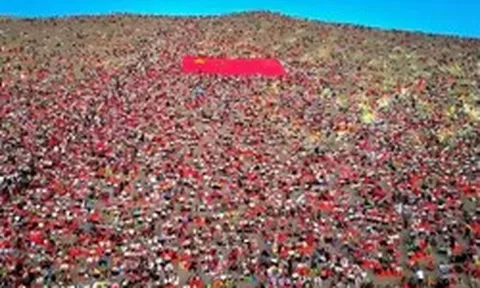 Cảnh tượng như 'cả trăm triệu người' kéo về núi Minh Sa