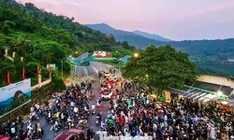 Đông nghịt khách đổ về Ba Vì săn mây từ mờ sáng