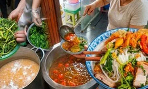 Quán canh bún cua gia truyền ở phố cổ Hà Nội, sợi bún to gấp vài lần bình thường, dùng 5 kg cua đồng cho nồi nước dùng