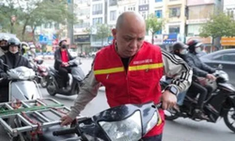 Nam diễn viên phim Việt giờ vàng nay bán bánh canh trên đường Ô Chợ Dừa (Hà Nội)