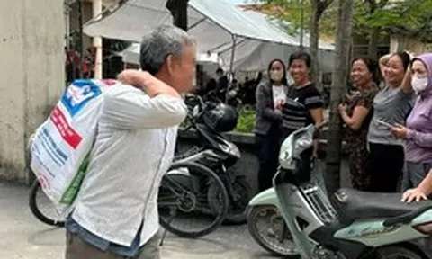 Người dân nhận bao tải tiền bồi thường giải phóng mặt bằng: Có rủi ro?