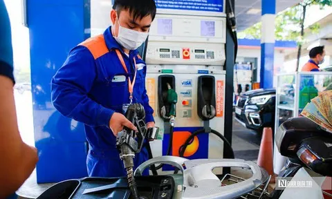 Giá xăng, dầu hôm nay (8/10), xăng E10 tăng hơn 1.000 đồng/lít, dầu diesel giảm