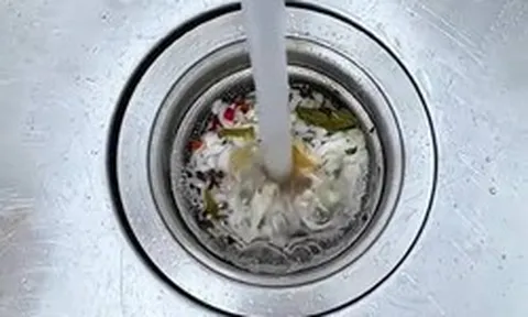 Lời khuyên cho những gia đình dùng lưới lọc bồn rửa khi rửa bát