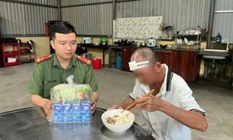 Ấm lòng chuyện công an giúp người đàn ông đi lạc gần 800km về nhà