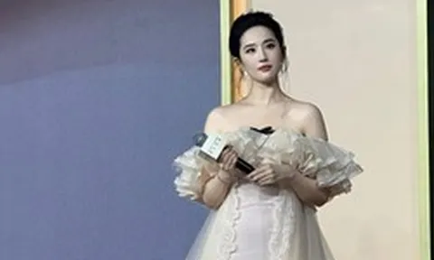 Cam thường lạ lùng của Lưu Diệc Phi