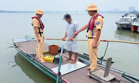 Phát hiện người đàn ông dùng kích điện đánh cá trái phép trên sông Hồng