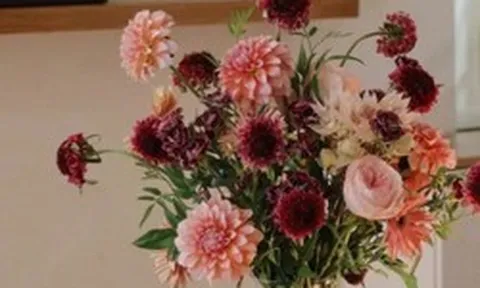 Vì sao nhiều gia đình thích cắm hoa tươi? 4 ý nghĩa về phong thủy, tài lộc và đời sống tinh thần không phải ai cũng biết