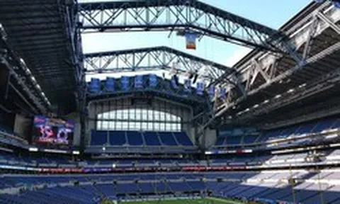 Một siêu mái sân vận động nặng tương đương 1.440 xe tải chở đầy hàng, bên dưới không cần cột ở chính giữa: Hai mảng khổng lồ có thể tách đôi và mở trong 9 phút