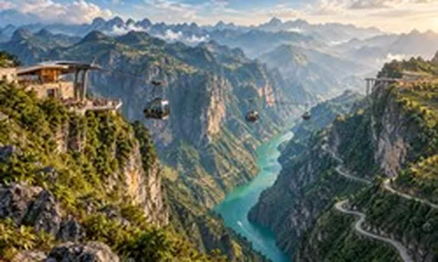 Cung đèo dài 20 km, đỉnh cao nhất tới 1.400 m đang được nghiên cứu làm tuyến cáp treo: Xung quanh bao bọc bởi rừng già và núi đá, đường lên hiện tại quanh co, hiểm trở