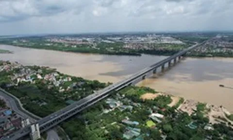 Từ 16/10, Hà Nội cấm ô tô rẽ phải lên cầu Thăng Long