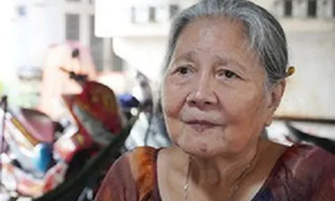Người đàn ông SN 1974 mang phong bì tiền tới nhà nữ NSƯT đình đám
