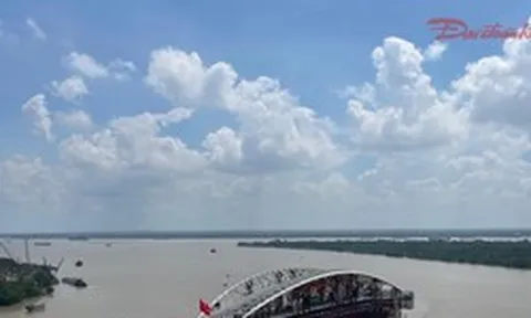 [ẢNH] Ngắm khung cầu dáng "lá dừa nước" bằng thép khổng lồ trên sông Sài Gòn