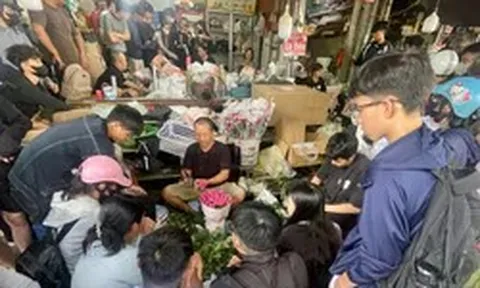 Khách vây kín cửa hàng, chờ nhiều tiếng mua hoa ngày 20/10