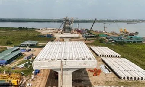Toàn cảnh lắp ghép những phiến dầm ngang đầu tiên cầu Hồng Hà