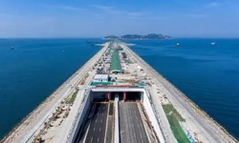 Huy động 18 khối bê tông nặng 60.000 tấn rồi đánh chìm xuống đáy biển, đường hầm 6 làn xe lộ diện: Tuổi thọ 100 năm, rút ngắn thời gian di chuyển từ 1 tiếng còn 5 phút